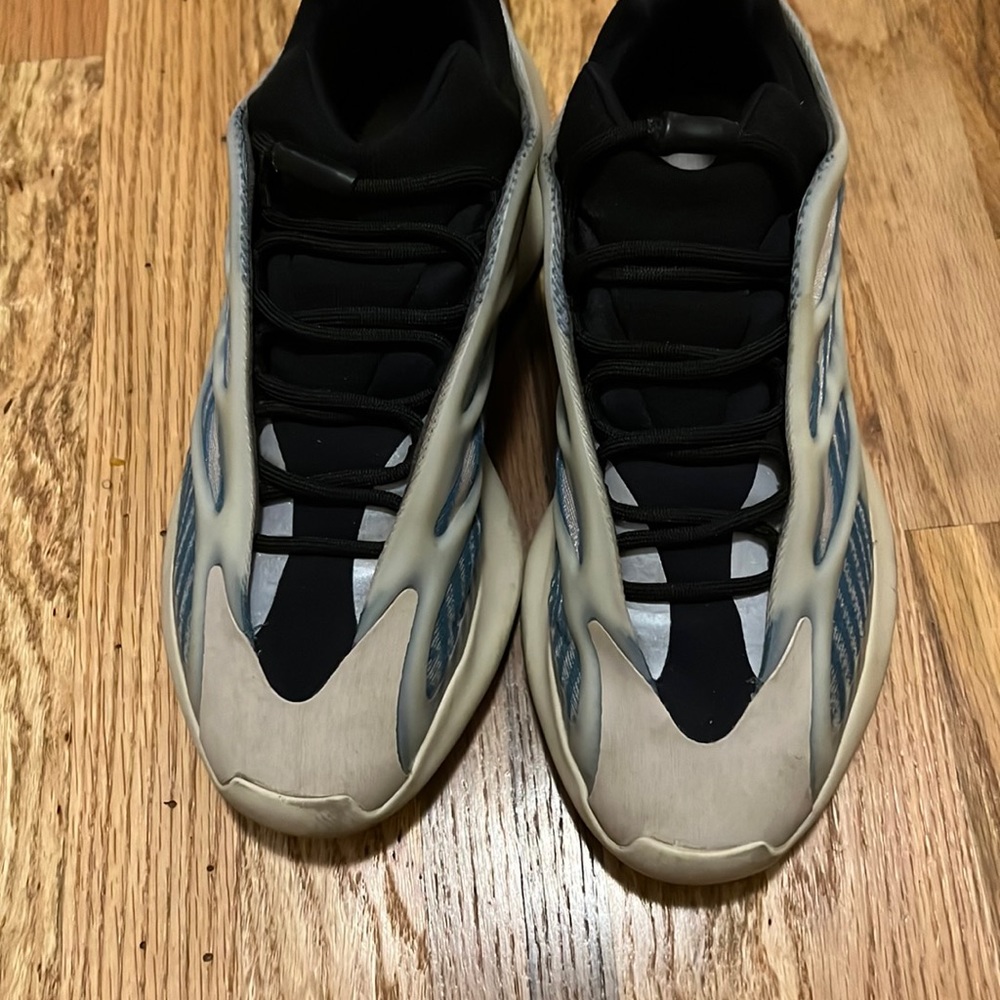 Marks no sole inside but good condition great sneakers/a